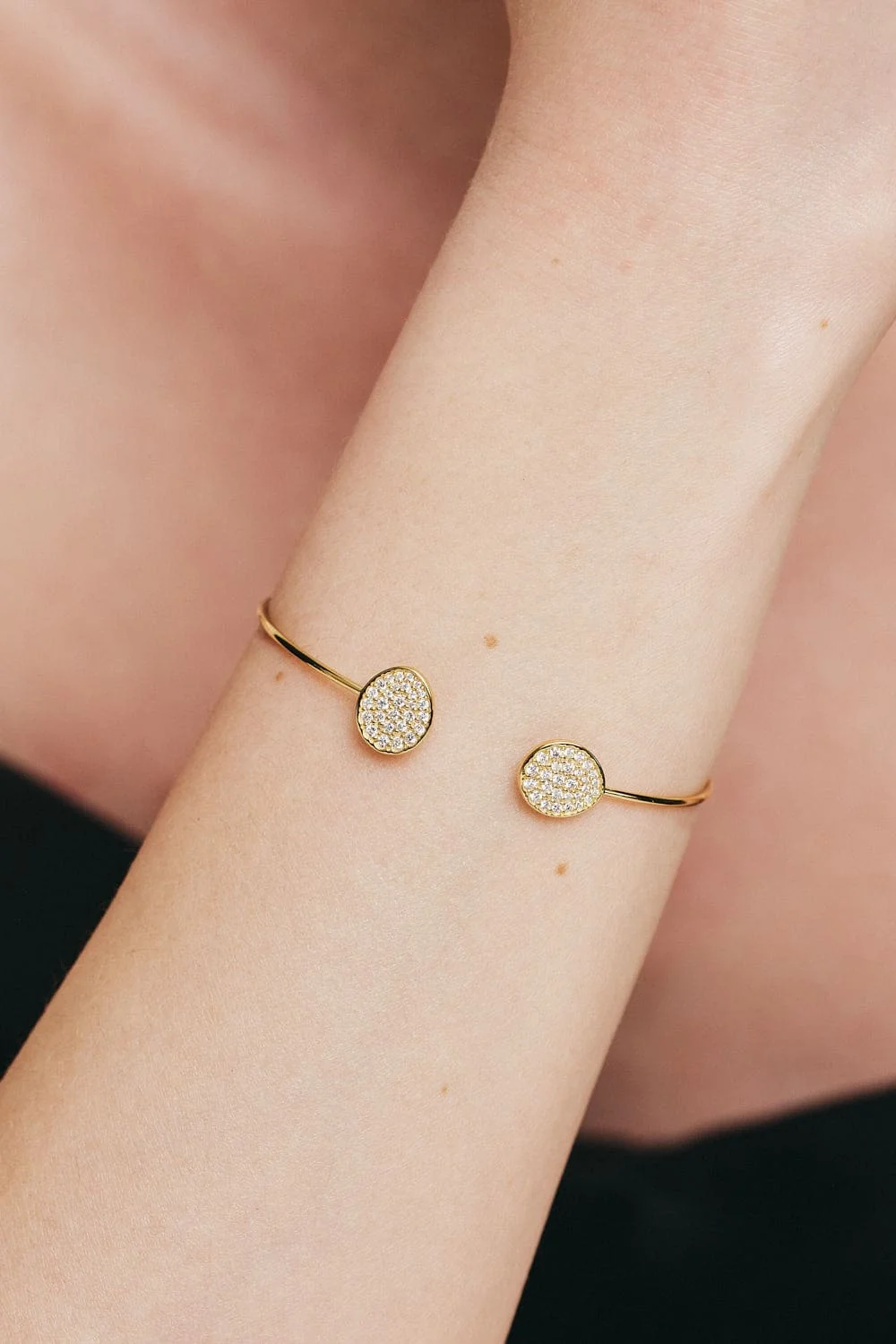Bracelets Flat Bracelet, diamonds, yellow gold with modern elegance