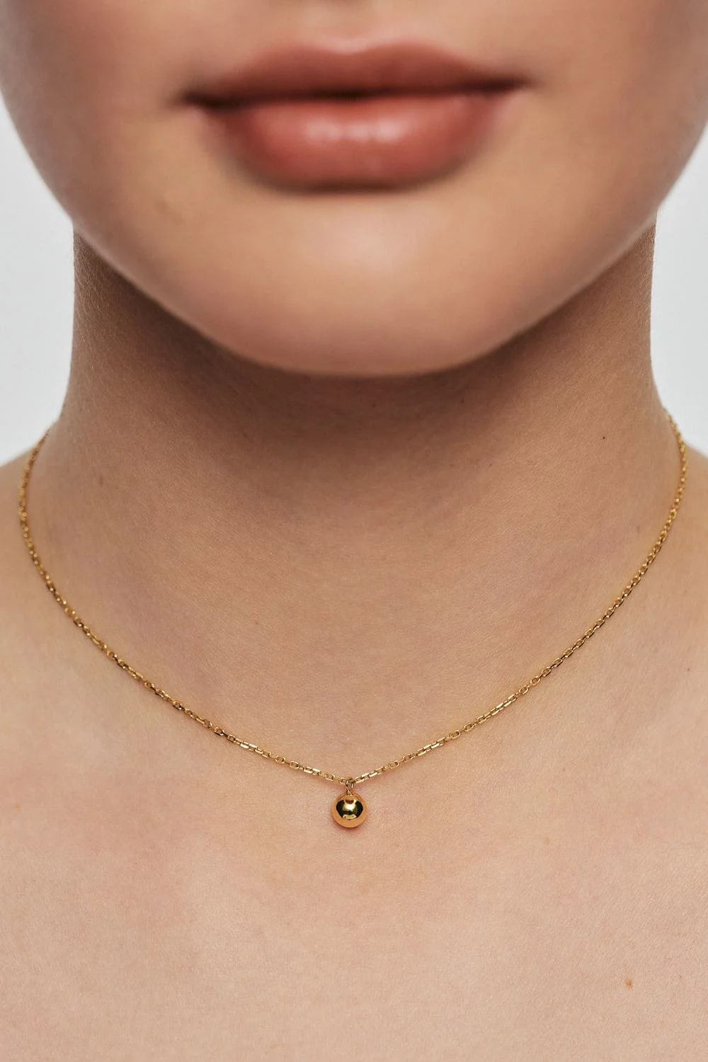 Necklaces Mono Orb Necklace, yellow gold with fast delivery from Guzema