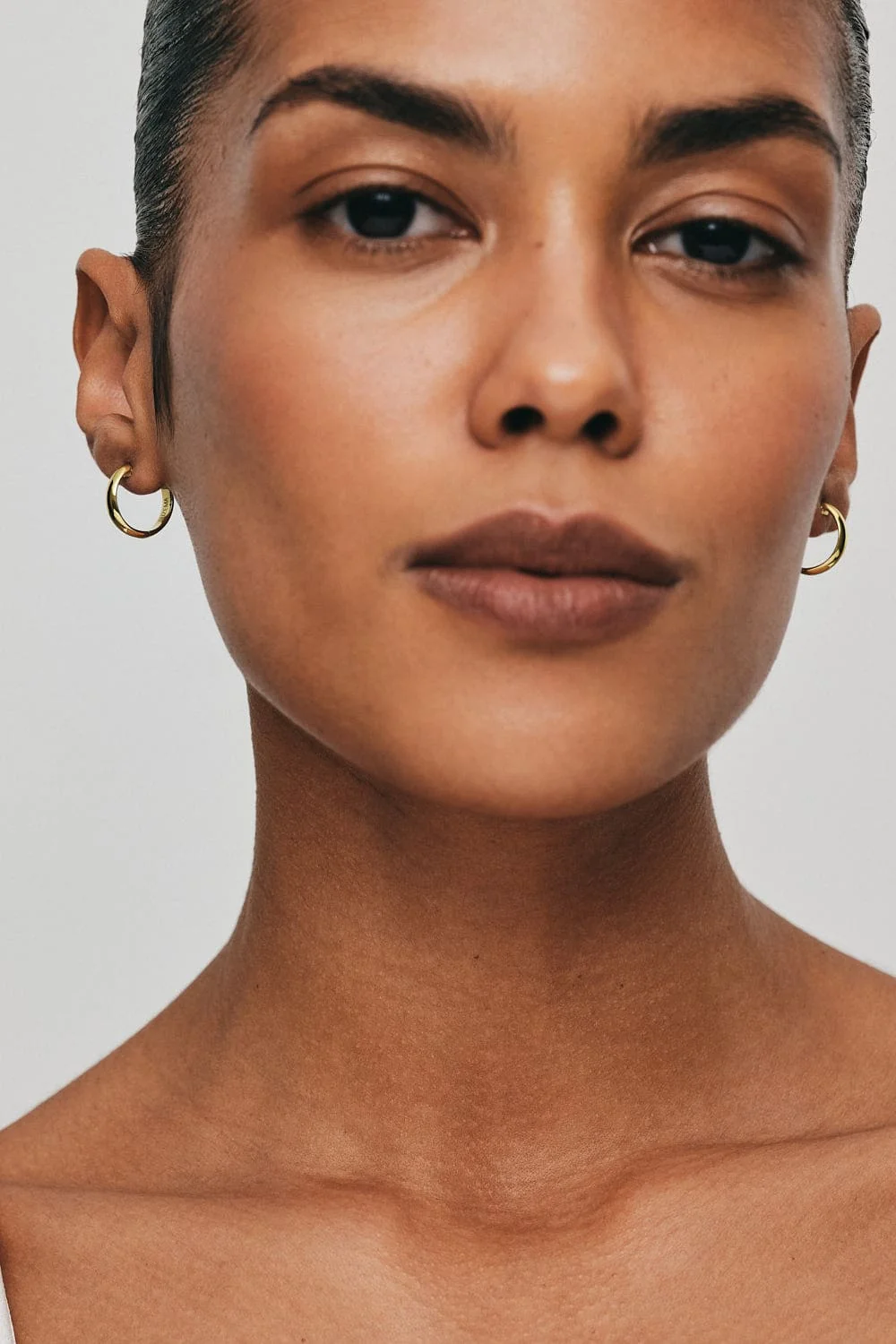 Earrings Bold Hug Hoops, yellow gold with timeless design by Guzema
