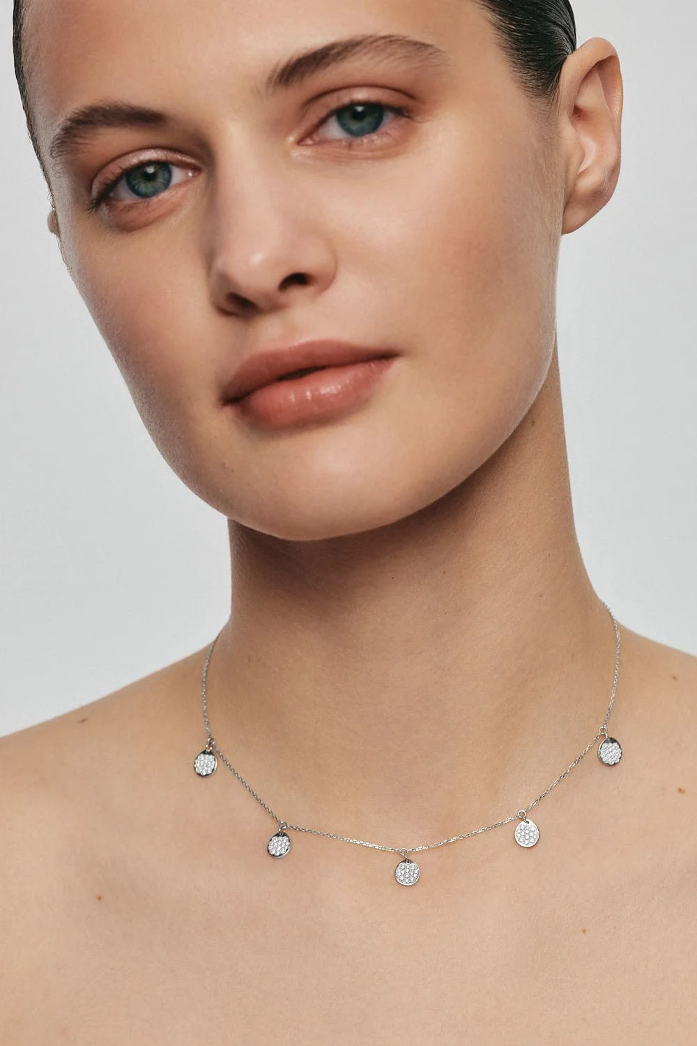 Necklaces Flat Quintet Necklace, diamonds, white gold with fast delivery from Guzema