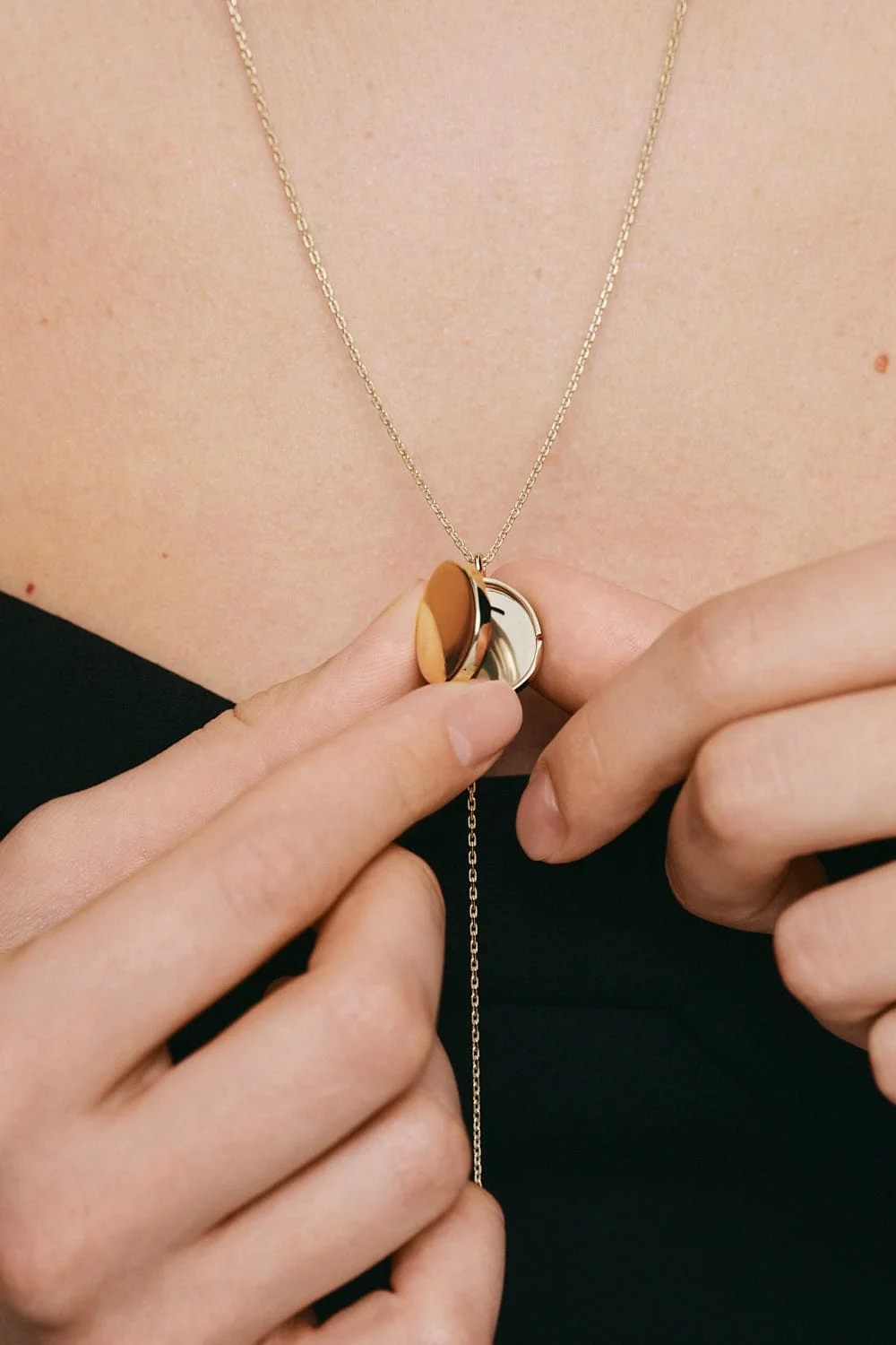 Custom Necklaces Oval Locket Necklace, yellow gold for a luxurious style