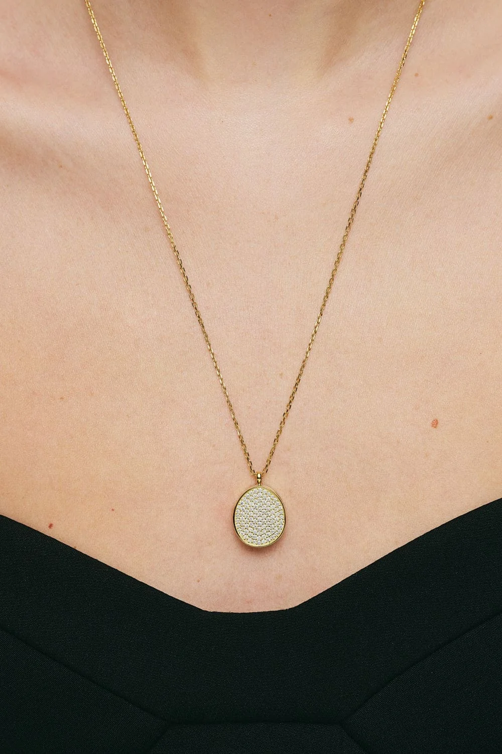 Custom Necklaces Oval Locket Necklace, diamonds, yellow gold for a luxurious style