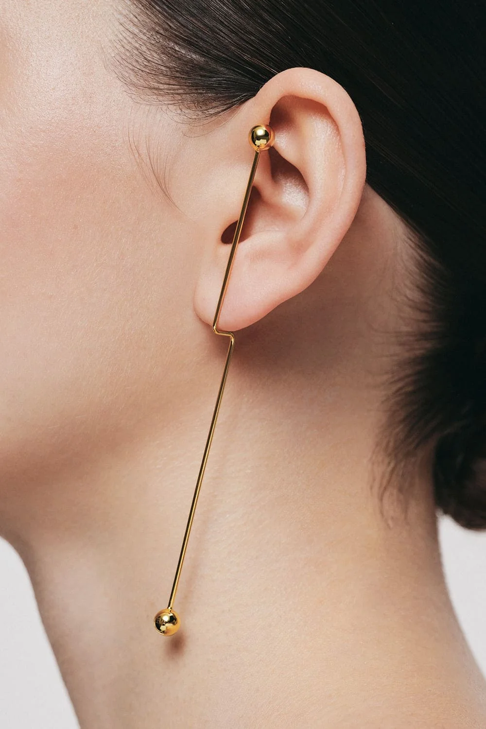 Earrings Arrowline Mono Earring, yellow gold with timeless design by Guzema