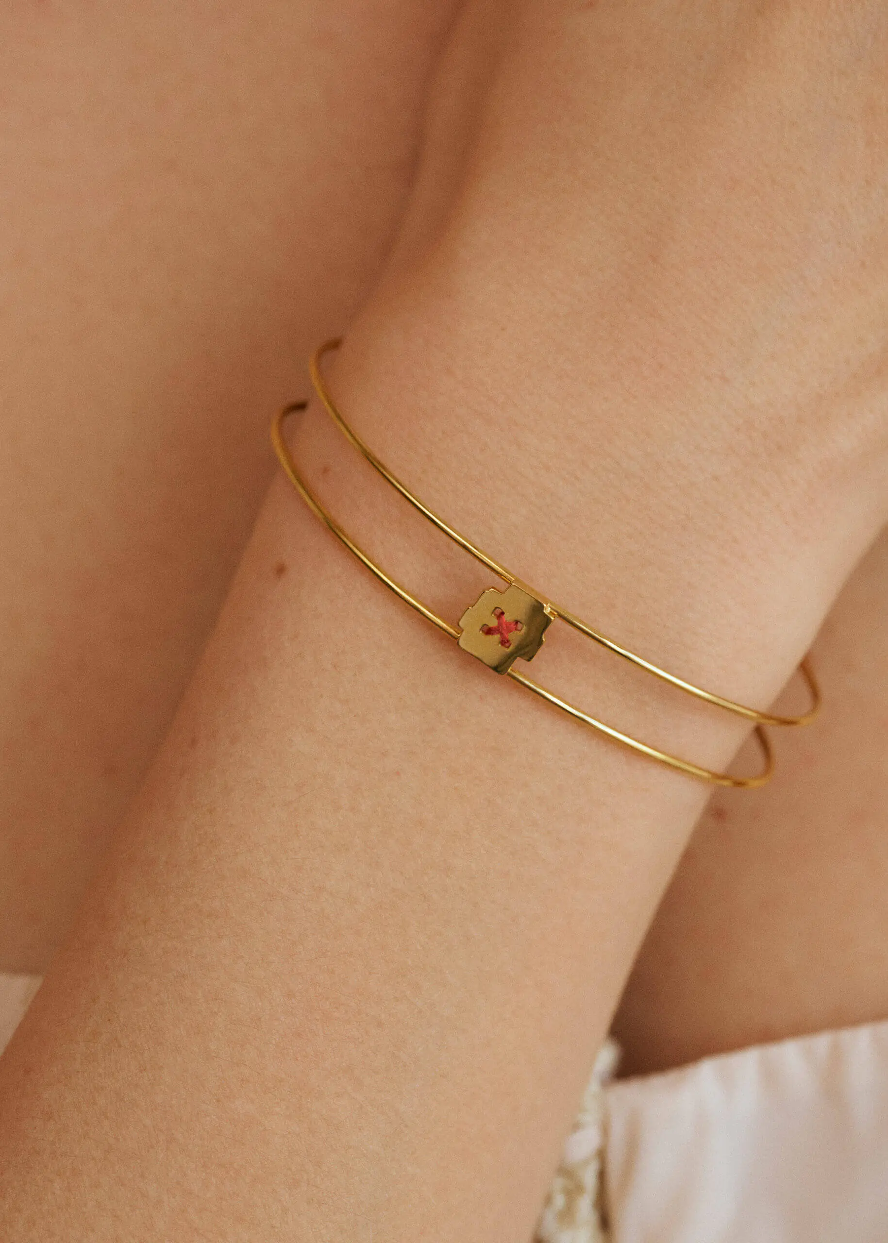 Bracelets Embroidered Bracelet, yellow gold with modern elegance