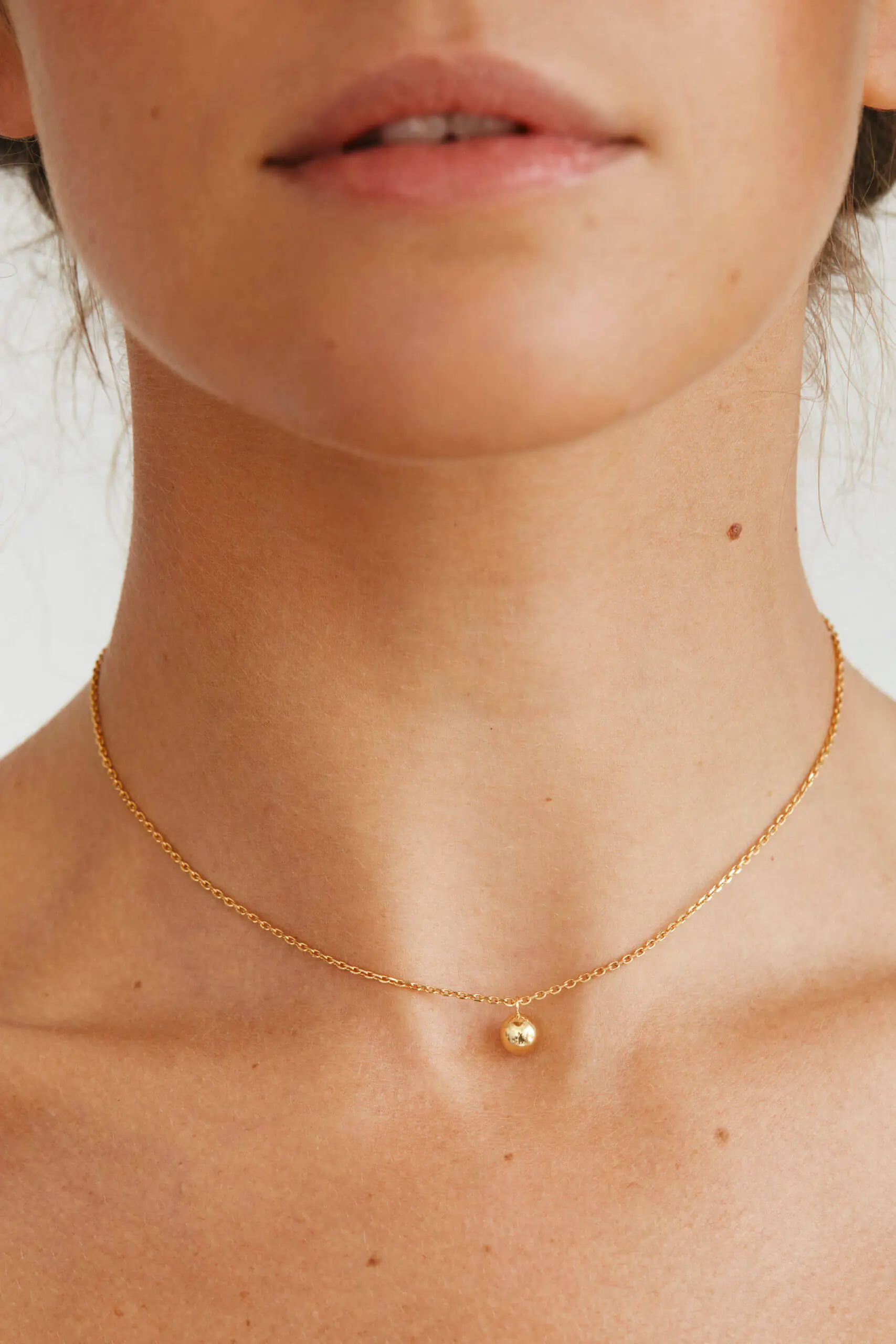 Necklaces Mono Orb Necklace, yellow gold with fast delivery from Guzema