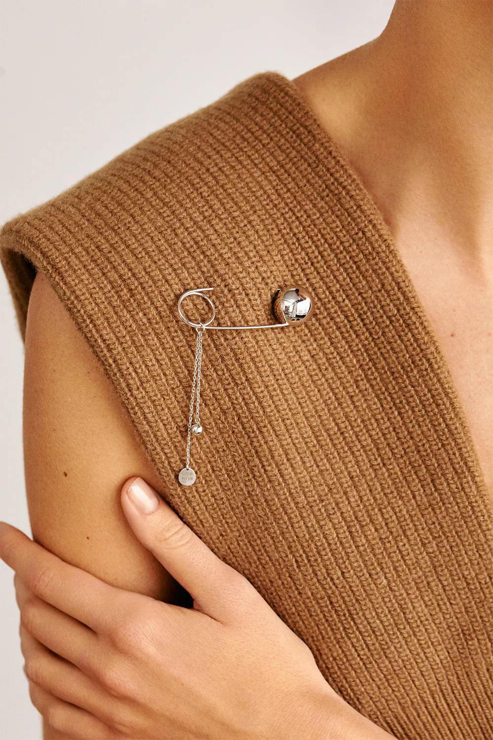 Brooches Big pin, white gold for a sophisticated look