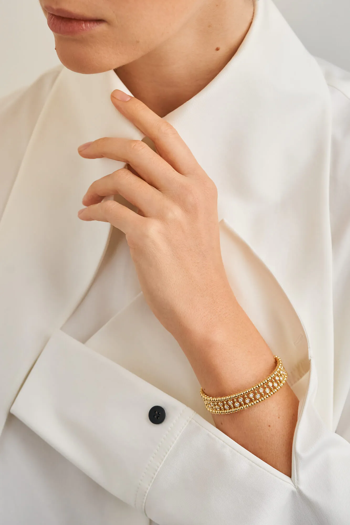 Bracelets Bold Diamond-Set Bracelet, yellow gold with modern elegance