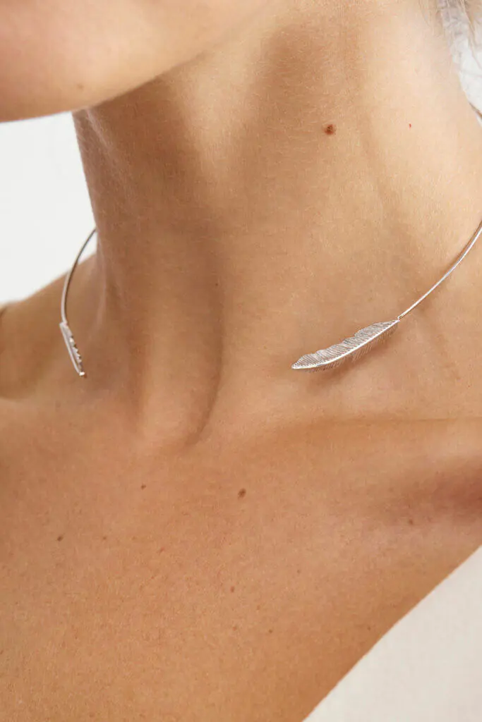 Chokers Feather choker, white gold with a unique touch from Guzema