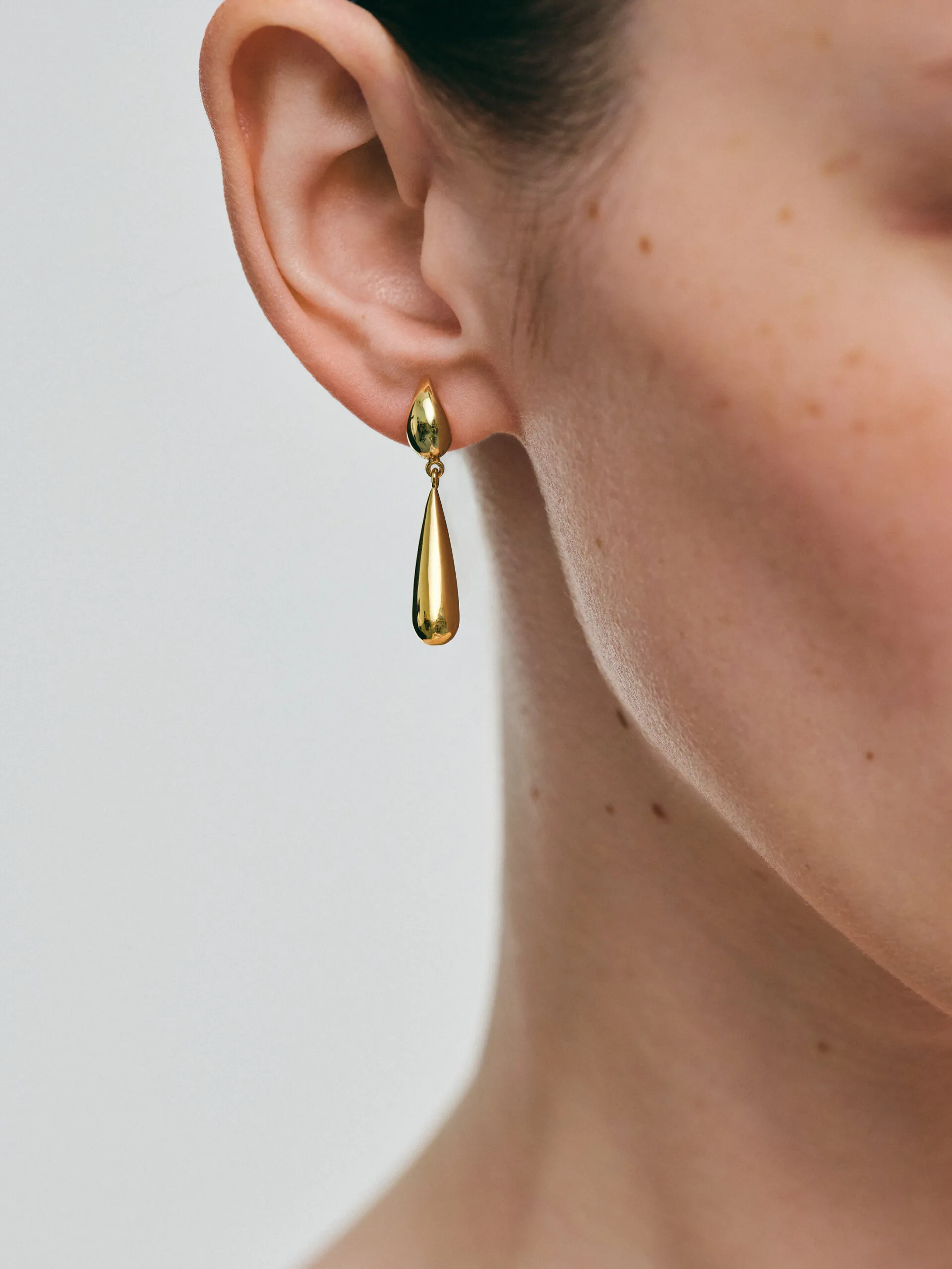 Earrings Droplet Earrings, yellow gold with timeless design by Guzema