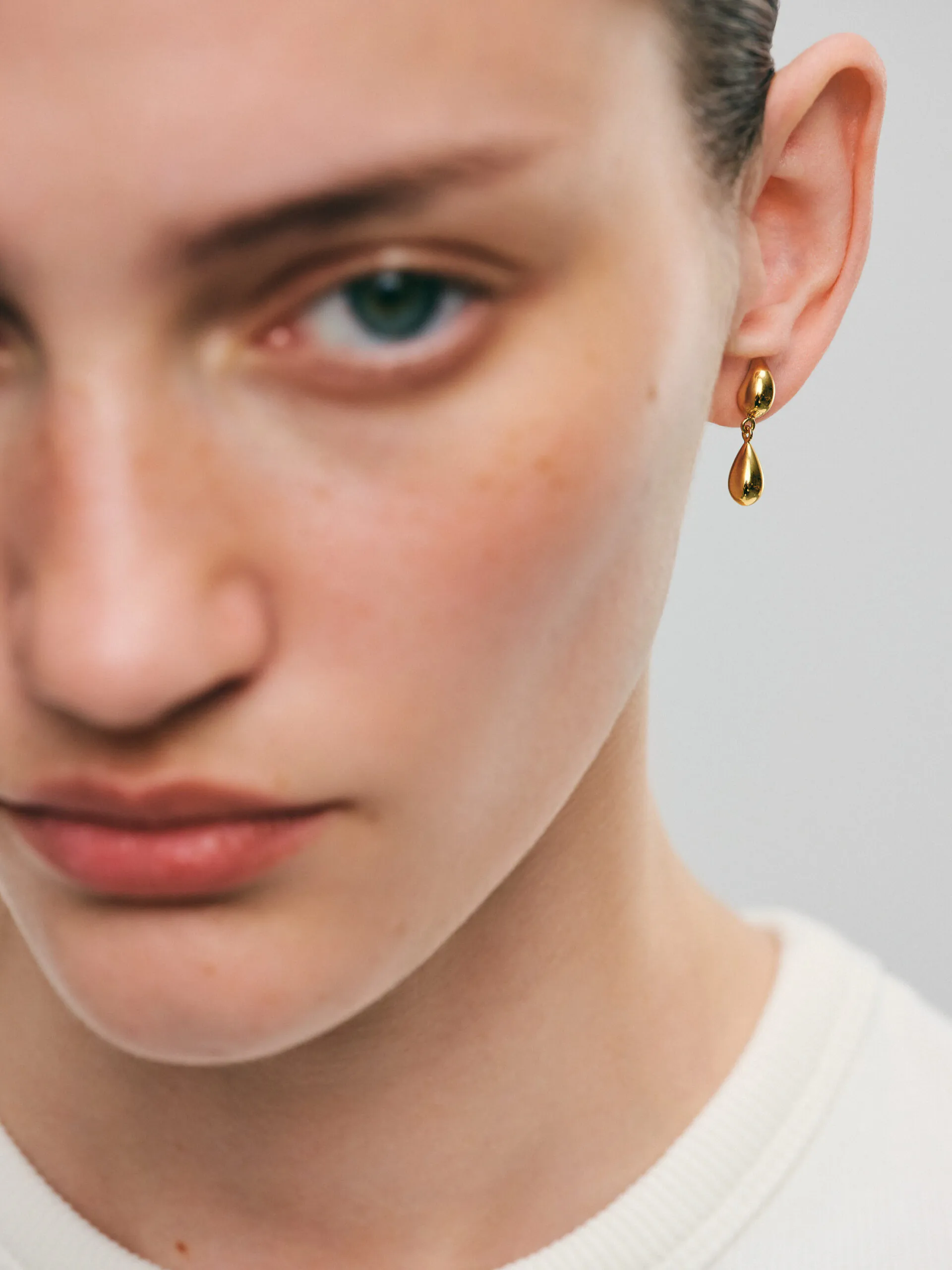 Earrings Mini Droplet Earrings, yellow gold with timeless design by Guzema