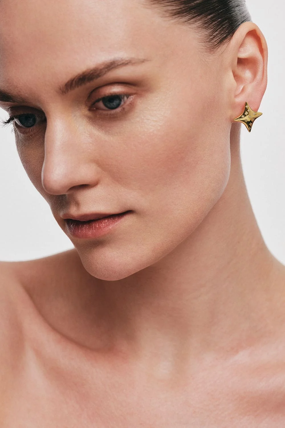 Earrings Cluster Star Stud Earrings, diamonds, yellow gold for a unique and sophisticated look