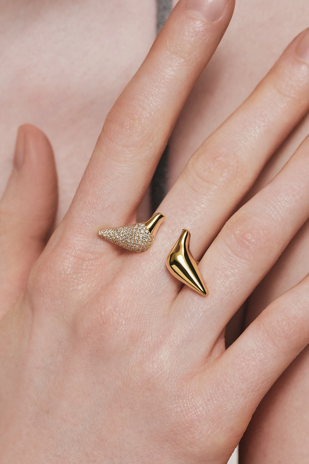 Rings Bird Girl Ring, diamonds, yellow gold with modern design available now