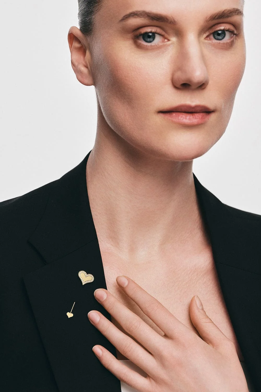 Brooches Heart Stick Pin with Diamond Outline, yellow gold for personalized elegance