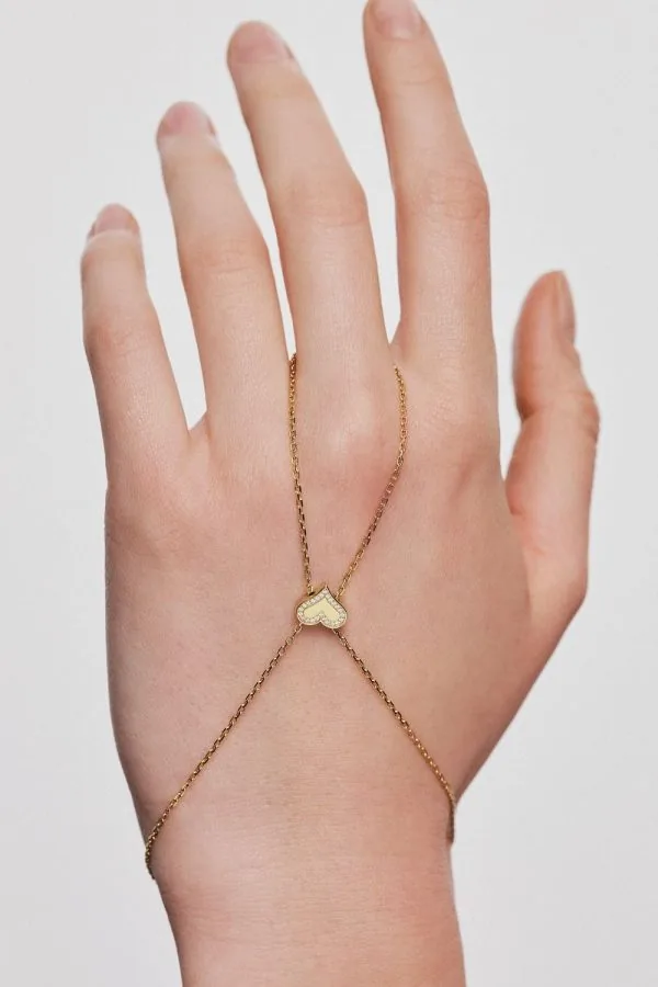 Bracelets Heart Chain Bracelet with Diamond Outline, yellow gold with modern elegance